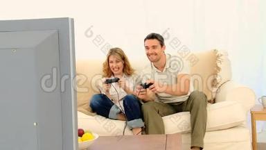 玩电子游戏的漂亮夫妇